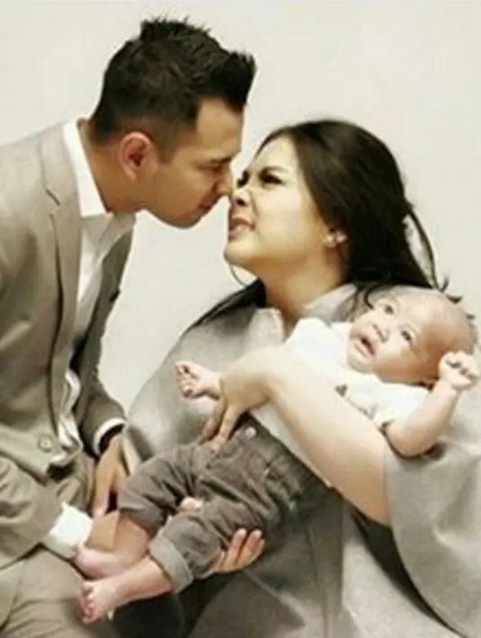 Potret keluarga Raffi Ahmad dan Nagita Slavina bersama si buah hati kerap membuat iri. Mereka terlihat sangat menggemaskan dengan si kecil di dekapan Nagita Slavina. (via instagram/@nagitasllavina)