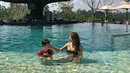 Perempuan yang kini berusia 44 tahun ini tampak sedang bermain di kolam dangkal bersama sang buah hati, Kenzou. (Liputan6.com/IG/@tamarableszynskiofficial)