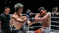 Kongsuk kejar ketertinggalan dari Petsukumvit di ONE Friday Fights 53 (Dok. ONE Championship)