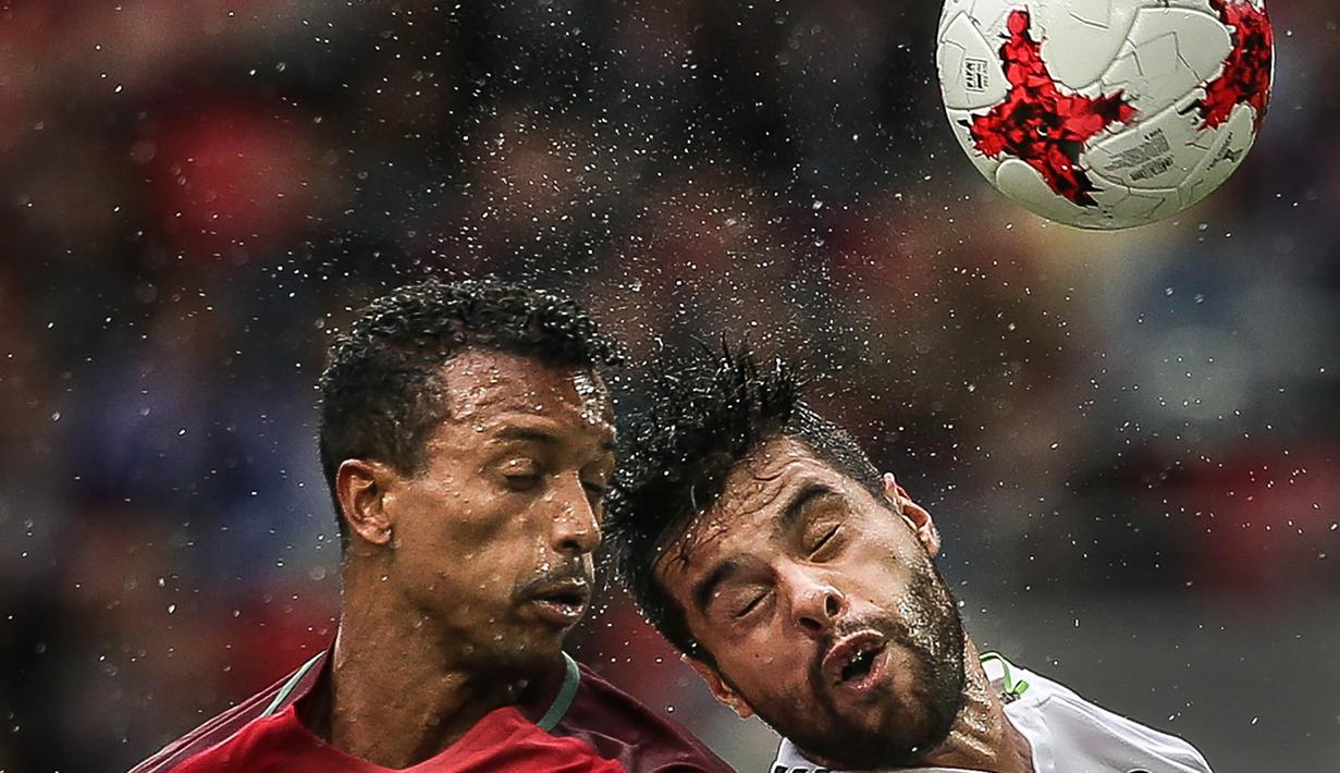 Gelandang Portugal, Nani, duel udara dengan bek Meksiko, Nestor Aroujo, pada laga perebutan tempat ketiga Piala Konfederasi di Stadion Spartak, Moskow, Minggu (2/7/2017). Portugal menang 2-1 atas Meksiko. (EPA/Mario Cruz)