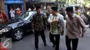 Presiden Joko Widodo berbincang dengan Sekretaris Jenderal PBNU, Helmy Faisal Zaini saat tiba di kantor Pengurus Besar Nahdlatul Ulama (PBNU) di Jalan Kramat Raya, Jakarta, Senin (7/11). (Liputan6.com/Faizal Fanani)