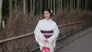 <p>Saat berkunjung ke Arashiyama Bamboo Forest di Kyoto, Maria pun memilih mengenakan kimono warna pastel membuatnya terlihat elegan. [@mariatheodoree]</p>