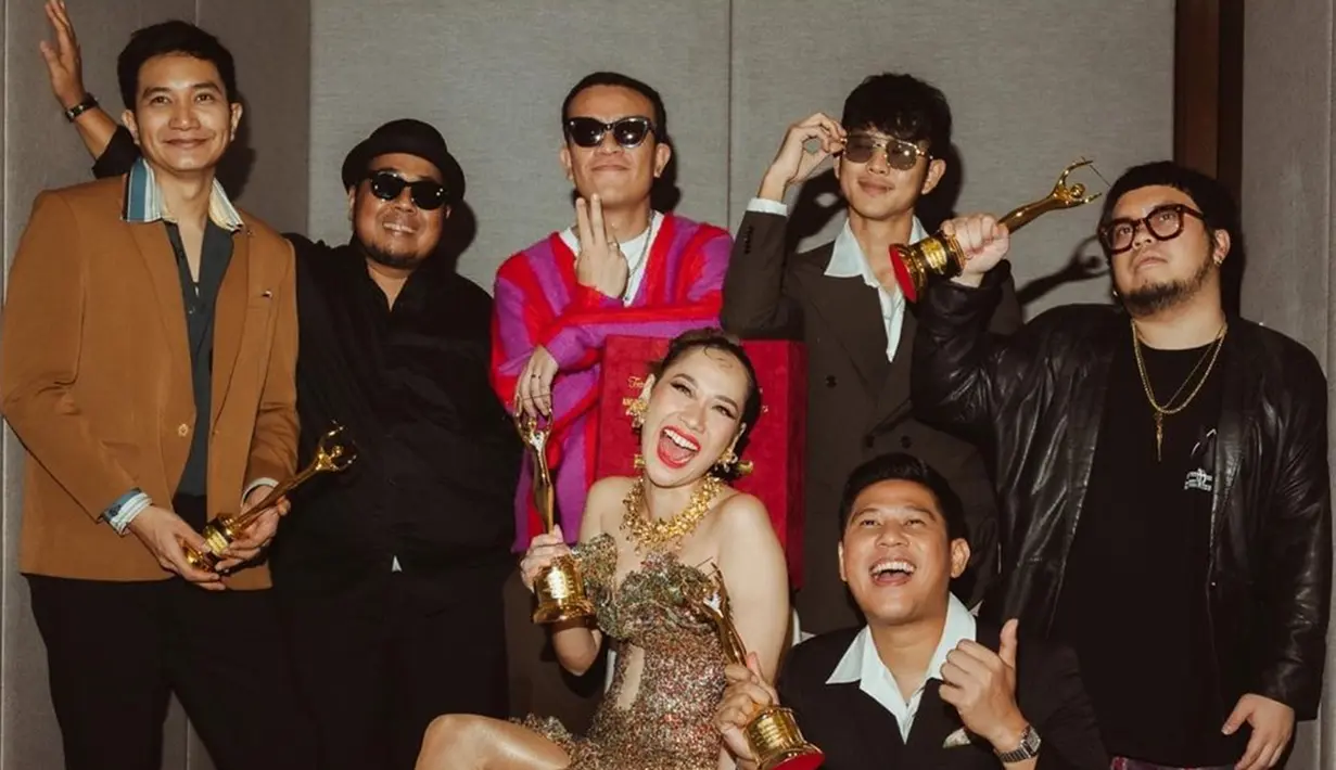 Ucapan selamat ramai dibubuhkan netizen dan rekan selebriti atas pencapaian pelantun tembang 12 tahun terindah ini. Hadiri malam puncak AMI Awards 2023, BCL juga menjadi pengisi acara. Bikin karya kolaborasi bersama Diskoria dan Laleilmanino di awal tahun 2023 tepatnya bulan Januari, di akhir tahun 2023 BCL langsung meraih penghargaan AMI Awards 2023. (Liputan6.com/IG/@bclsinclair)