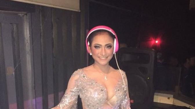 Amel Alvi Kembali Tampil Seksi di Film Terbarunya - Celeb 