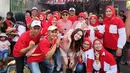 Ini momen kebersamaan Ayu Ting Ting bersama warga sekitar rumahnya. Presenter sekaligus pedangdut satu ini pun tampak begitu santai bergabung dengan warga. (Liputan6.com/IG/@ayutingting92)