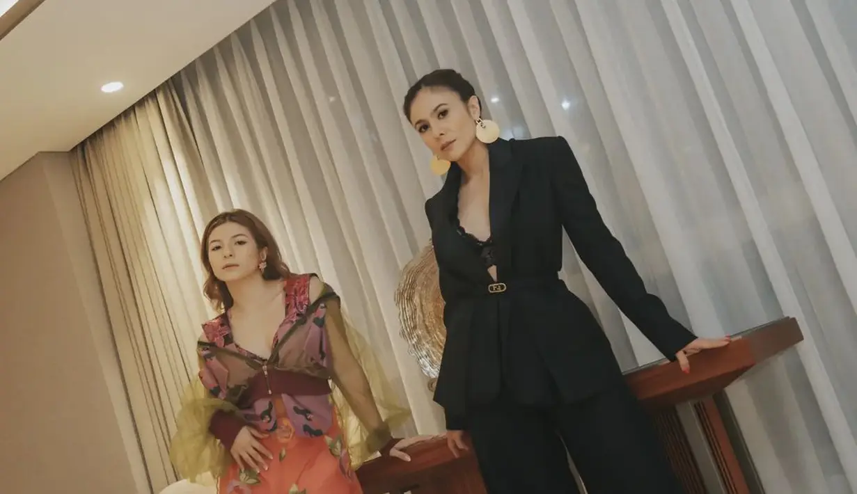 Pasangan ibu dan anak ini lagi-lagi tampil kompak dengan memperlihatkan gaya busana yang edgy namun tetap elegan. Meski pilihan outfit yang mereka kenakan sangat berbeda. (instagram/wulanguritno)