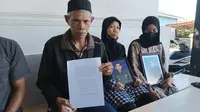 Orang tua Serda Herdi menuntut keadilan atas kematian anaknya saat bertugas di Bataliyon Arhanud 16  Kostrad Makassar.