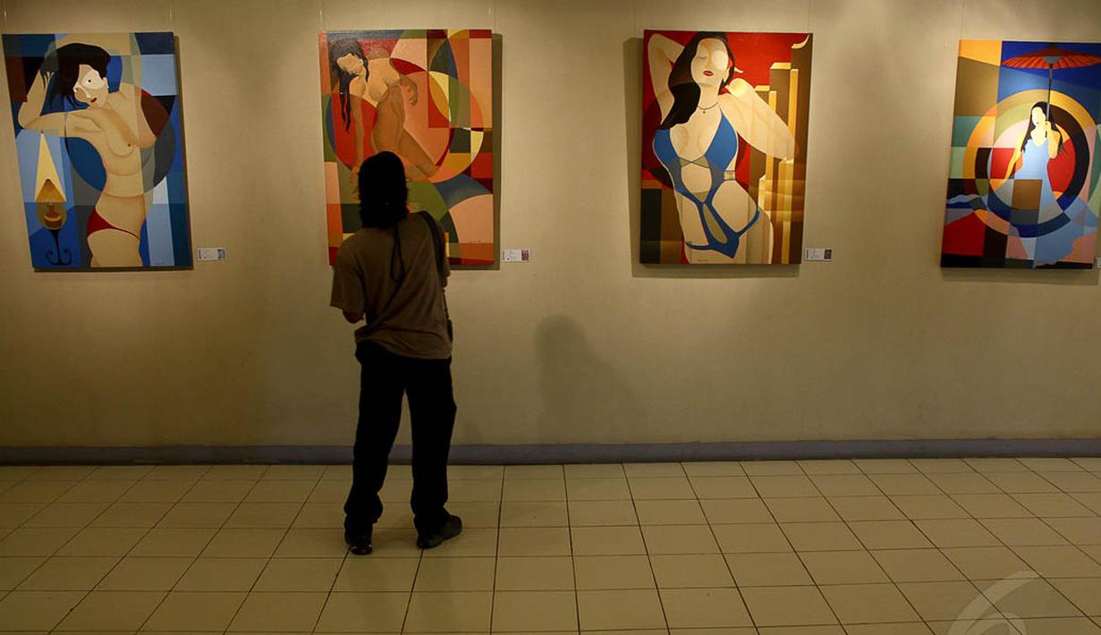 Seorang pengunjung memperhatikan lukisan karya RB Ali di Galeri Cipta 3, TIM, Jakarta, (6/10/14). (Liputan6.com/Faizal Fanani) 