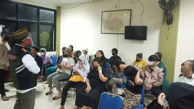 Satpol PP Kota Depok amankan pasangan mesum hingga waria dalam razia pekat