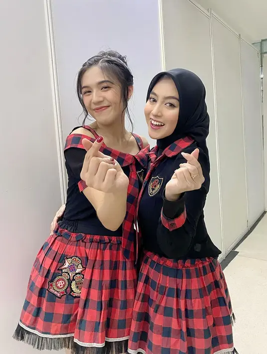 <p>Nabilah Ayu juga turut bernyanyi Heavy Rotation bersama para member lain. Tampil cantik dengan mengenakan hijab, Nabilah masih energik ketika berada di atas panggung. (Instagram/nblh.ayu)</p>