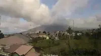 Foto yang diambil dan dirilis Badan Nasional Penanggulangan Bencana (BNPB) pada 7 Mei 2019 menunjukkan aktivitas Gunung Sinabung yang kembali memuntahkan abu vulkanik tebal, saat dipantau dari wilayah Karo. (AFP Photo/Handout /BNBP)