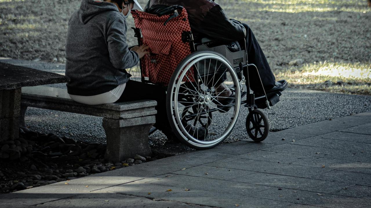 Ilustrasi anak merawat ayah disabilitas