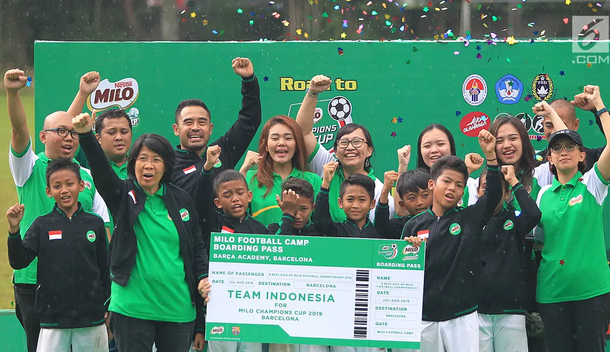 Delapan pemain terbaik berselebrasi pada MILO Football Championship 2019 di Ciputat, Tangerang Selatan, Sabtu (27/4/2019). Kedelapan pemain terpilih akan bertanding melawan anak-anak dari seluruh dunia pada MILO Champions Cup di Barcelona pada  bulan Juli. (Liputan6.com/HO/Rizky)