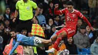 Pemain Bayern Munchen, Jamal Musiala (kanan) berebut bola dengan pemain Manchester City, Bernardo Silva pada laga leg pertama perempat final Liga Champions 2022/2023 di Etihad Stadium, Manchester, Rabu (12/04/2023) WIB. Kemampuan spesial Musiala tidak terlihat di saat pertandingan tersebut. Ia tak mampu berbuat banyak dan kesulitan meladeni tantangan duel-duel fisik dari Rodri dan Stones yang dimainkan sebagai gelandang. (AFP/Paul Ellis)