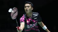 Pebulutangkis tunggal putra Indonesia Jonatan Christie mengembalikan kok ke arah tunggal putra India Lakshya Sen pada semifinal Japan Open 2023 di Tokyo, Sabtu (29/7/2023). (AP Photo/Hiro Komae)
