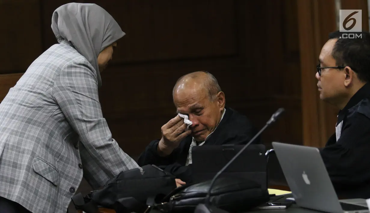 Mantan Kepala Staf Komando Strategis Angkatan Darat (Kostrad) Kivlan Zen berbincang dengan istrinya Dwitularsih sebelum menjalani sidang perdana di Pengadilan Negeri Jakarta Pusat, Selasa (10/9/2019). Kivlan menjalani sidang perdana kasus kepemilikan senjata api ilegal. (Liputan6.com/Angga Yuniar)