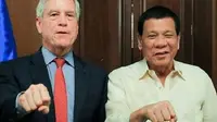 Ketua Intelijen Asing Australia (ASIS) Nick Warner dan Presiden Filipina Rodrigo Duterte (sumber: Istana Malacanang/Twitter/ABS - CBN)