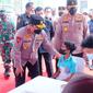 Wakapolri Komjen Gatot Eddy Pramono melihat vaksinasi terhadap anak di Universitas Riau. (Liputan6.com/M Syukur)