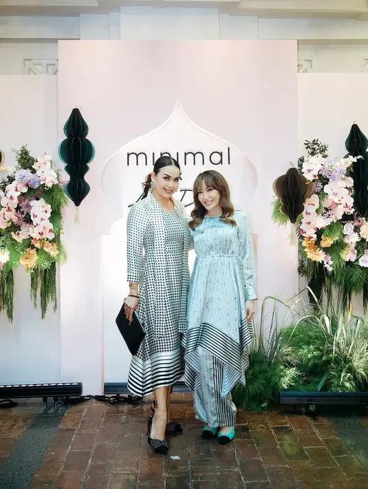 Melaney Ricardo tampil elegan dengan midi dress satin bernuansa monokrom. Dress tersebut dipadukan dengan pointed heels hitam dan anting-anting silver berukuran cukup besar, menambah kesan glamor.
