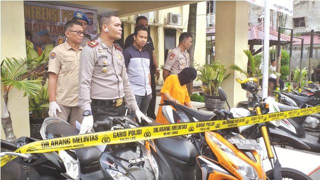 Tersangka penadah sepeda motor curian dengan barang bukti kejahatannya di Pekanbaru.