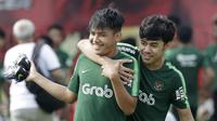 Pemain Timnas Indonesia U-22, Witan Sulaeman, bercanda dengan luthfi kamal, saat latihan di Lapangan ABC, Senayan, Sabtu (12/1). Witan menjadi pemain termuda dalam seleksi Timnas Indonesia U-22 dengan usia 17 tahun. (Bola.com/M Iqbal Ichsan)