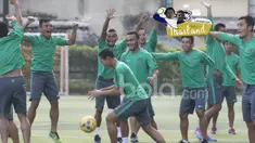 Canda dan Tawa pemain Timnas Indonesia saat latihan ringan areal Hotel Grand Fourwings, Thailand, (17/12/2016). (Bola.com/Vitalis Yogi Trisna) 