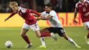 Pemain Denmark, Kasper Dolberg (kiri) berusaha melewati adangan pemain Jerman, Kerem Demirbay pada laga persahabatan di Brondby Stadion, Kopenhagen, Denmark, (6/6/2017). (Jens Dresling/Ritzau Foto via AP)