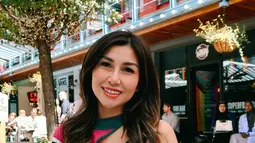 Meski sudah berusia 31 tahun dan melahirkan tiga orang anak, Nisya Ahmad memang masih terlihat seperti gadis. Postur tubuhnya masih sangat fit dan outfitnya tak pernah gagal mencuri perhatian. (Instagram/nissyaa)
