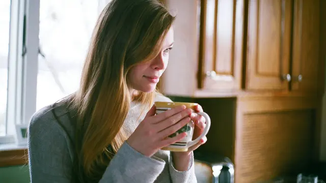 Ilustrasi seseorang menikmati sarapan atau minum kopi tanpa memegang smartphone, menggambarkan upaya mengatasi mental fatigue dengan meluangkan waktu bebas layar.