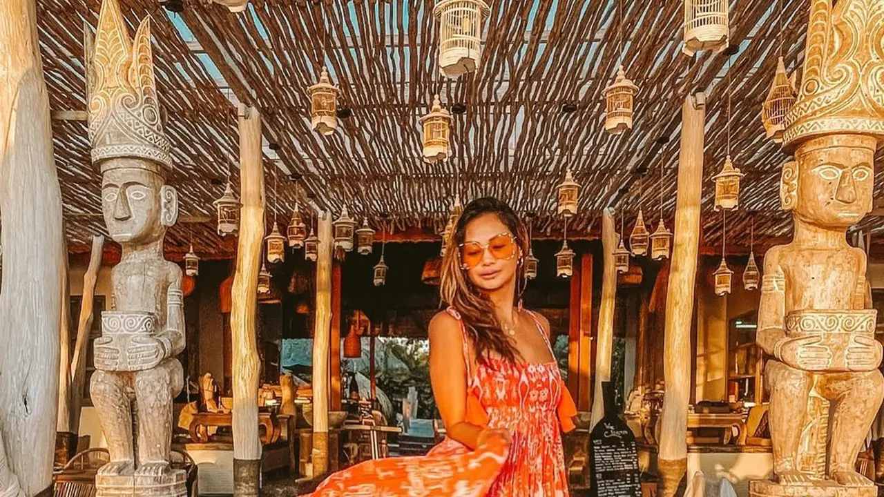 Jadi Ibu 3 Anak, Potret Indah Kalalo Berbalut Busana Vibrant Pamer Kulit Eksotis dan Body Goals