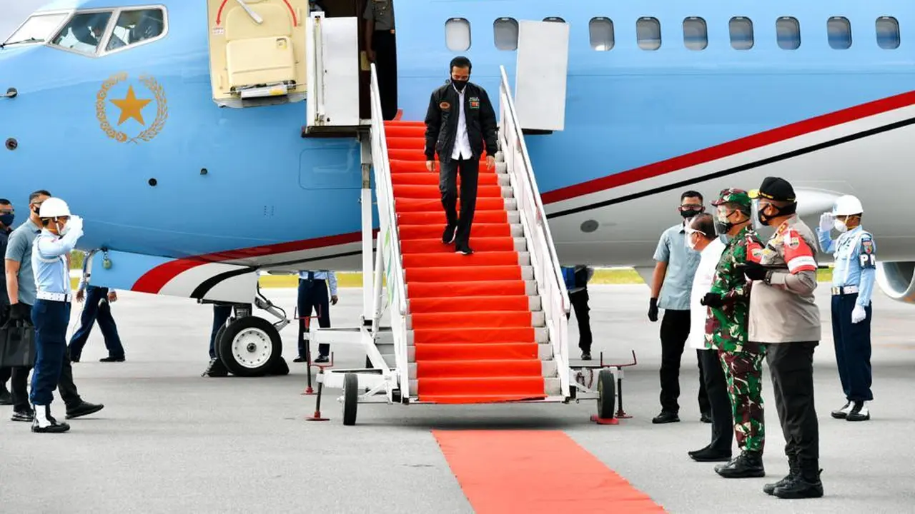 Presiden Jokowi tiba di Kabupaten Tapanuli Utara dengan Pesawat Kepresidenan Indonesia-1 melalui Pangkalan TNI AU Halim Perdanakusuma sekira pukul 07.00 WIB.