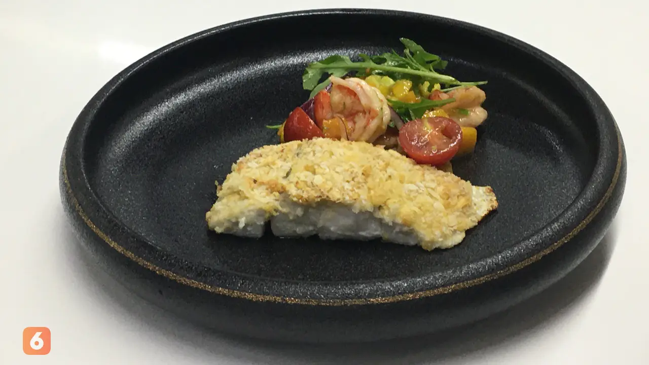 Resep Praktis Ikan Parmesan Panggang dan Salad Udang Mangga