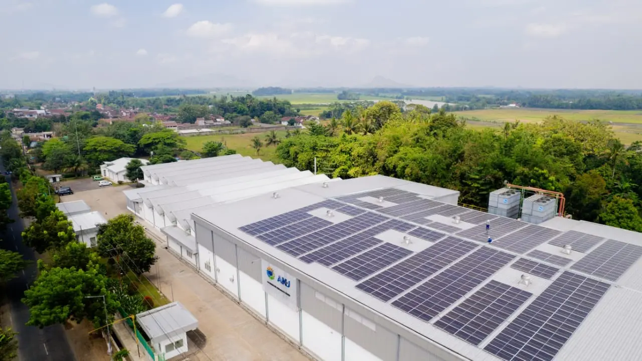 PT Austindo Nusantara Jaya Tbk (ANJT) melalui anak usahanya PT Gading Mas Indonesia Teguh (GMIT) mengembangkan sistem Pembangkit Listrik Tenaga Surya (PLTS) (Foto: Istimewa)