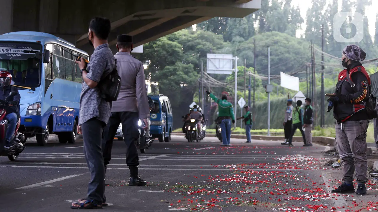 Kerabat Korban dan Warga Tabur Bunga di Lokasi Kecelakaan Maut Cibubur