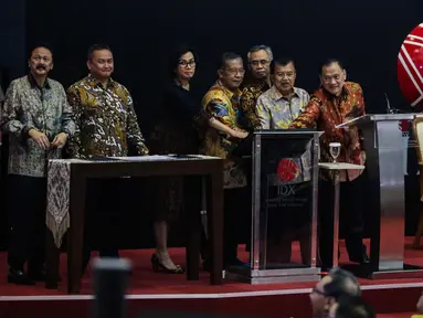 Wakil Presiden Jusuf Kalla bersama sejumlah menteri membuka perdagangan saham 2018 di Gedung Bursa Efek Indonesia, Jakarta, Selasa (2/1). Perdagangan bursa saham 2018 dibuka pada level 6.366 poin. (Liputan6.com/Faizal Fanani)
