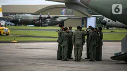 Anggota TNI AU memberi hormat sebelum mencari pesawat Sriwijaya Air SJ 182 di Lanud Halim Perdanakusuma, Jakarta, Minggu (10/1/2021). TNI AU memberangkatkan pesawat CN-295, helikopter jenis Caracal, dan helikopter Super Puma NAS-332 untuk mencari Sriwijaya Air SJ 182. (Liputan6.com/Faizal Fanani)