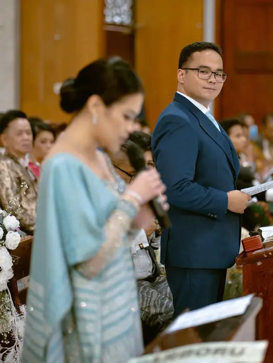 Di foto ini, ketiga anak Hotman Paris tampil kompak. Fritz Hutapea tampil dengan setelan jas biru navy, kemeja putih, dan dasi biru muda yang lembut. [Foto: Instagram]