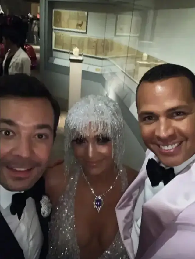 Pelanggaran yang dilakukan selebriti di Met Gala. [Foto: Instagram/arod]