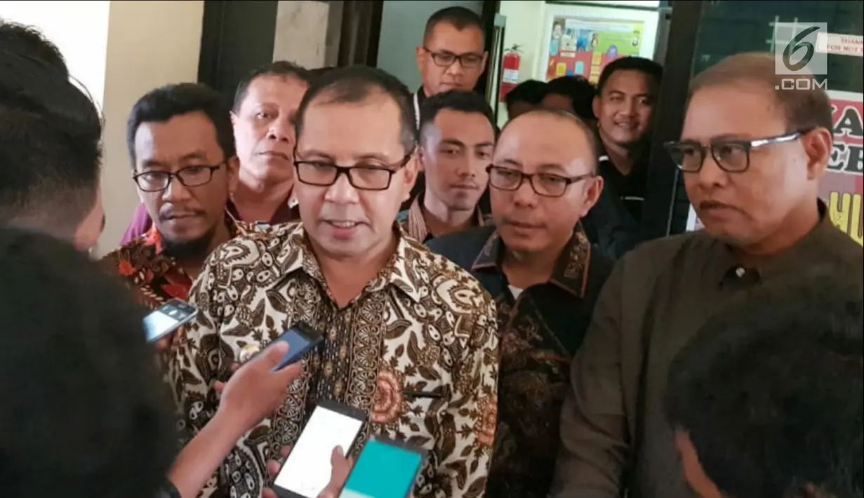 Wali Kota Makassar Mohammad Ramdhan Pomanto alias Danny Pomanto menjawab pertanyaan wartawan saat menghadiri pemeriksaan Dit Reskrimsus Polda Sulsel, Kamis (21/6). Danny sempat mangkir terhadap panggilan pertama. (Liputan6.com/HO)