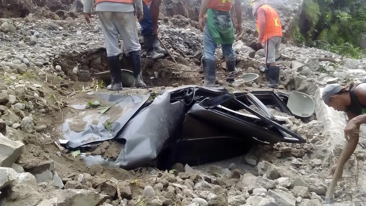 Mobil tertimpa reruntuhan tembok pembatas tanggul