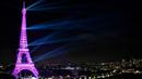 Menara Eiffel diterangi cahaya warna pink sebagai tanda Bulan Kesadaran Kanker Payudara di Paris, Selasa (1/10/2019). Tiap tahunnya di bulan Oktober, ditetapkan sebagai bulan kewaspadaan kanker payudara. (Photo by STEPHANE DE SAKUTIN / AFP)