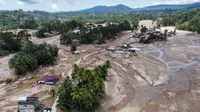 Sejak Senin (24/11/2025), banjir bandang dan tanah longsor besar menerjang Batang Toru, Tapanuli Selatan, Sumatera Utara. Tampak pemandangan desa yang terdampak banjir bandang di Batang Toru, Sumatera Utara, Senin 1 Desember 2025. (AP Photo/Binsar Bakkara)
