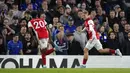 Pemain Arsenal Emile Smith Rowe (kanan) melakukan selebrasi usai mencetak gol ke gawang Chelsea pada pertandingan sepak bola Liga Inggris di Stamford Bridge, London, Inggris, 20 April 2022. Arsenal menang 4-2. (AP Photo/Frank Augstein)