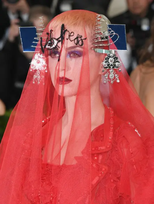 Melansir Hollywoodlife, Katy hadir di acara Met Gala 2017 dengan pakaian serba merahnya. Mengenakan gaun rancangan John Galliano, paduan bahan chiffon dan brocade membuat Katy tampak cantik. (AFP/Bintang.com)