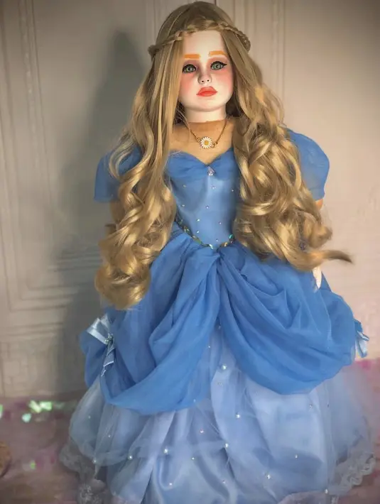 Namun untuk mengadopsi tidak boleh sembarangan. Harus punya niat tulus dan ikhlas dalam mangasuh dan mendoakan. Dan sudah ijin kepada orangtua dan pasangan. Boneka dengan gaun biru ini salah satu boneka yang bisa diadopsi bernama Samantha.  @bonekafuriharus