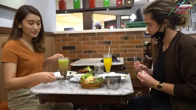 7 Momen Amanda Caesa Makan Bareng Dul Jaelani, Ujungnya Saling Kasih Kado