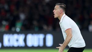 Pelatih kepala Timnas Indonesia, John Herdman memberikan instruksi ke pemainnya dalam laga semifinal FIFA Series 2026 melawan St Kitts and Nevis di Stadion Utama Gelora Bung Karno (SUGBK), Senayan, Jakarta, Jumat (27/03/2026). (Bola.com/M Iqbal Ichsan)