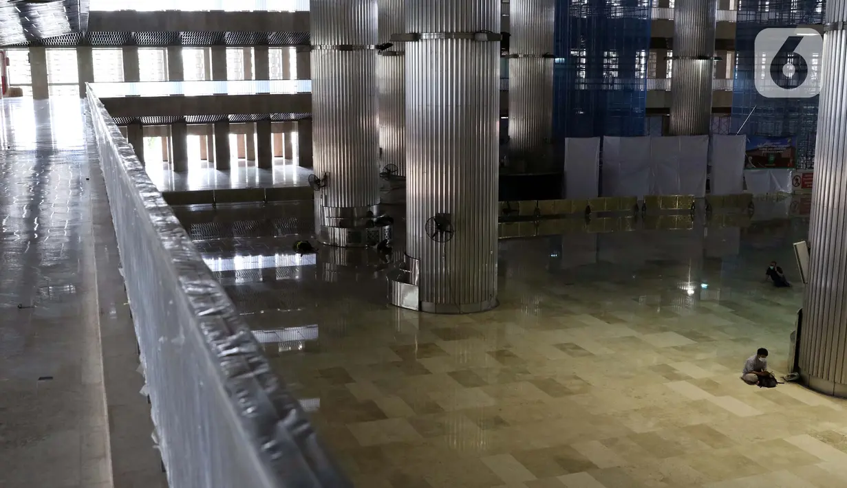 Pekerja proyek revitalisasi usai melaksanakan salat di Masjid Istiqlal, Jakarta, Jumat (24/4/2020). Guna mencegah penularan dan penyebaran virus Covid-19, pihak pengelola Masjid Istiqlal Jakarta meniadakan sementara seluruh rangkaian kegiatan ibadah Ramadan. (Liputan6.com/Helmi Fithriansyah)