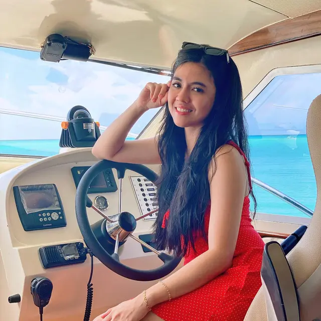 Genap Berusia 35 Tahun, Ini 7 Potret DJ Una Tampil Menawan Saat Pakai Dress