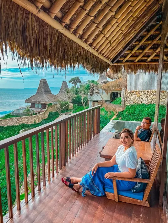 Di sisi lain, Anang yang tidak banyak komentar pun mengaku ikhlas melepas anak sulungnya dipersunting laki-laki pilihan Aurel. "Ikhlas (Aurel Hermansyah menikah), saya kepengin Aurel bahagia," tuturnya. (Instagram/ashanty_ash)